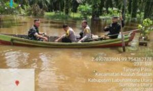 Kepedulian Babinsa Koramil 01/AK Desa Tanjung Pasir Serda Julfikar Pasaribu Bersama Pilar Desa Hadapi Banjir