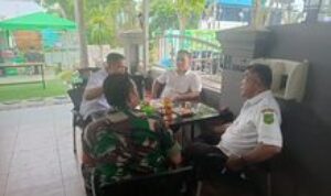 Babinsa Koramil 0201-06/MS Diskusikan Keamanan Lingkungan dengan Lurah dan Kasi Trantib Kelurahan Dwikora