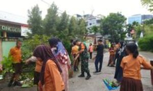 Babinsa Kelurahan Gaharu Koramil 0201-02/MT Gelar Gotong Royong Jumat Bersih di Area Sekolah