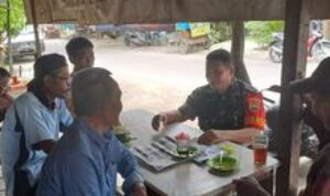 Babinsa Gelar Komsos Sambil Menikmati Kopi Bersama Warga di Medan Petisah