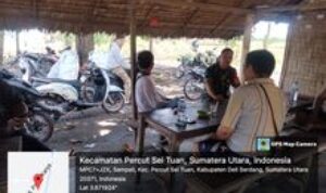 Babinsa Desa Pematang Johar Jalin Keakraban dengan Warga di Warung Kopi