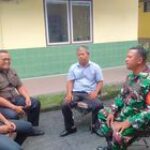 Jalin Keakraban, Babinsa Lakukan Komsos Dengan Pegawai Kecamatan