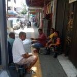 Babinsa Koramil 0201-01/MP Sertu Zainul Azis Gelar Komsos dengan Warga Jalan Perniagaan