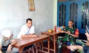 Babinsa Kelurahan Kenangan Baru Bahas Kenakalan Remaja Bersama Warga di Warung Ibu Ayu