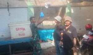 Babinsa Pulo Brayan Kota Gelar Komsos dengan Penjaga Pajak, Tekankan Pentingnya Keamanan Wilayah