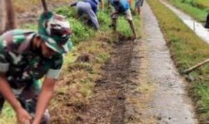 Babinsa dan Warga Bersatu Bersihkan Jalan, Wujudkan Lingkungan Sehat dan Asri