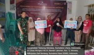 Babinsa Koramil 0201-16/TM Kopda Joni Hartoni Dampingi Pembagian BLT di Desa Dagang Kerawan