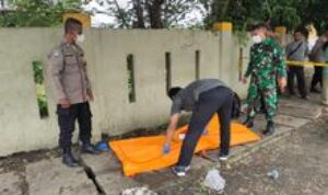 Babinsa Koramil 0201-16/TM Bersama Babinkamtimas Monitor Penemuan Mayat Tanpa Identitas di Simpang Kayu Besar