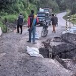 Pengabdian Tanpa Batas: Babinsa dan Aparat Kawal Logistik Pilkada di Tengah Jalan Terjal Tanah Pinem