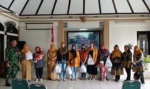 Babinsa Kelurahan Danukusuman Ikut Sukseskan Pembagian Bantuan Pangan untuk Anak Stunting