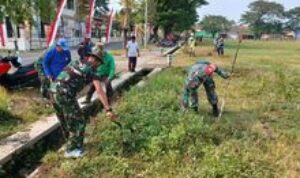Babinsa Berperan Aktif Dalam Membersihkan Jalan Desa, Tunjukkan Sinergitas TNI dengan Masyarakat