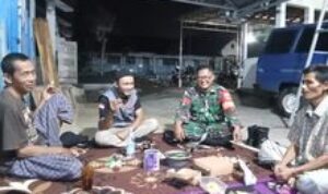 Babinsa Simo Laksanakan Komsos Dan Patroli Di Wilayah Binaannya