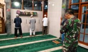 Babinsa Koramil 0201-03/MD Perkuat Silaturahmi Lewat Salat Subuh Berjamaah