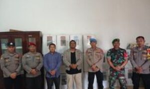 Babinsa Koramil 07/Salak dan Bhabinkamtibmas Perketat Pengamanan Kotak Suara Pilkada Serentak 2024 di Pakpak Bharat