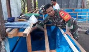 Babinsa Koramil 0201-12/Hamparan Perak Bantu Warga Bangun Kolam Ikan Mini di Desa Telaga Tujuh