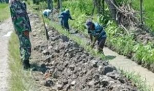 Babinsa Koramil 0201-12/HP Bantu Kepala Desa Kawal Pembangunan Drainase di Hamparan Perak