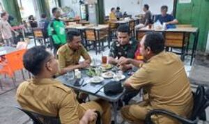 Sambil Minum Segelas Kopi Babinsa Jalin Silaturahmi Dengan Kepala Lingkungan
