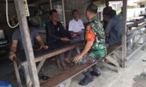 Pererat Hubungan Dengan Warga, Babinsa Koramil 0201-08/MA Komsos Di Warung Kopi