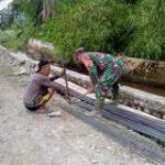 Babinsa Koramil 12/ HP Kodim 0201 Medan Gotong Royong Membangun Jembatan Di Desa Binaan