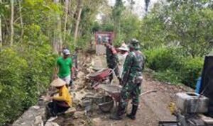 Babinsa Bangun Talud Jalan, Jamin Aliran Air Lancar