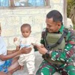 Bentuk Kepedulian, Satgas Yonif 131/BRS Berikan Pakaian Kepada Masyarakat Di Perbatasan Papua