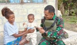 Bentuk Kepedulian, Satgas Yonif 131/BRS Berikan Pakaian Kepada Masyarakat Di Perbatasan Papua