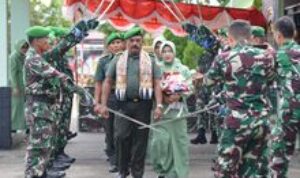 Dandim 0309/Solok Pimpin Upacara Bulanan dan Wisuda Purna Tugas Personel Kodim 0309/Solok