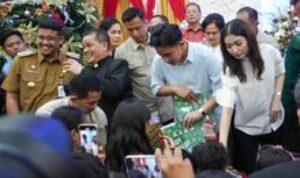 Wapres Gibran Beri Hadiah Natal pada Anak-anak di Gereja HKBP Resort Medan IV