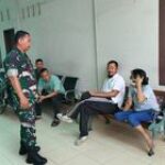 Babinsa Kel. Sei Kambing D, Sertu Rusmanto Laksanakan Komsos dengan Penghuni Kos-kosan Menjelang Natal dan Tahun Baru 2025