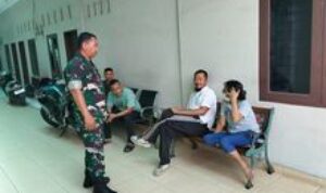 Babinsa Kel. Sei Kambing D, Sertu Rusmanto Laksanakan Komsos dengan Penghuni Kos-kosan Menjelang Natal dan Tahun Baru 2025