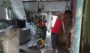 Wujud Kepedulian, Sertu Oman Abdurrahman Bantu Bersihkan Rumah warga Dari Lumpur