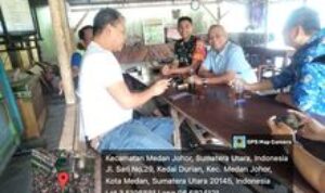 Babinsa Koramil 0201-08/MA Bersama Aparatur Kelurahan Komsos Bersama Warga Di Warung Kopi