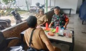 Babinsa Sertu JA Purba Jalin Komsos dengan Kepling di Kelurahan Tanjung Sari