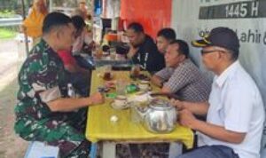 Babinsa Koramil 0201-05/MB Sertu Sinambela Sapa Warga Melalui Komsos