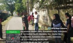 Babinsa Koramil 0201-07/MT dan Warga Gotong Royong Bersihkan Aliran Sungai Putih