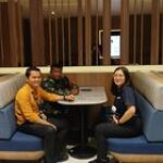 Babinsa Koramil 0201-01/MP, Sertu Suprayitno, Laksanakan Komsos Bersama Bpk. Paldi dan Ibu EPA di Plaza Medan Fair