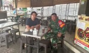 Babinsa Koramil 0201-01/MP, Sertu Suprayitno, Laksanakan Komsos dengan ABG Steven Penjual Ayam Geprek di Jl. Sekip