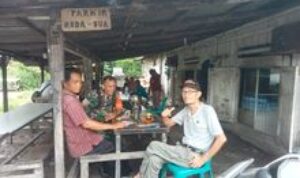 Babinsa Koramil 0201-07/MT Jalin Komsos dengan Warga di Warung Kopi Kelurahan Sidomulyo