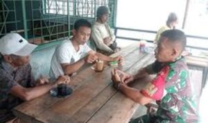 Babinsa Koramil 12/Hamparan Perak Jalin Komsos dengan Warga Desa Telaga Tujuh