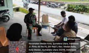 Babinsa Koramil 0201- 04/MK Melaksanakan Komsos Bersama Kasitrantib Dan Warga
