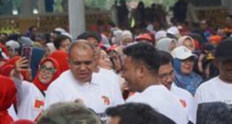Pj. Bupati Langkat Faisal Hasrimy Lepas Ribuan Guru dalam Gerak Jalan Santai HUT PGRI ke-79