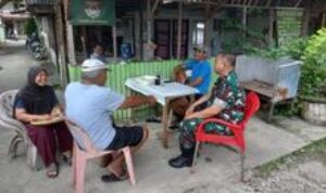 Babinsa Koramil 0201-01/MP Jalin Kedekatan dengan Warga melalui Kunjungan ke Warung Kopi