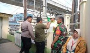 Babinsa Koramil 0201-04/MK Bersama Unsur Tiga Pilar Tanam Sayur Hidroponik di Kelurahan Pasar Baru