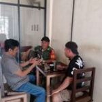 Babinsa Tingkatkan Silaturahmi dengan Warga Melalui Komsos di Warung Kopi