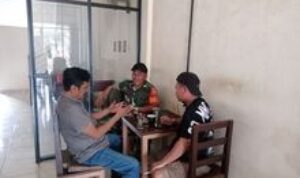 Babinsa Tingkatkan Silaturahmi dengan Warga Melalui Komsos di Warung Kopi