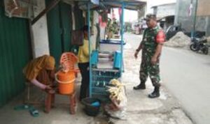 Babinsa Koramil 15/DT Bangun Komunikasi dengan Pedagang di Desa Suka Makmur