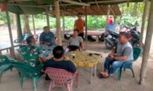 Babinsa Sertu Winarto Gelar Komsos di Desa Tandam Hilir 1