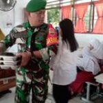 Danramil dan Babinsa Koramil 0201-02/MT Laksanakan Program Makan Bergizi untuk Siswa SD di Medan Timur