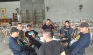 Babinsa Peltu Subiyanto Tingkatkan Silaturahmi melalui Komunikasi Sosial di Sei Sikambing B