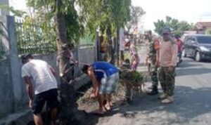 Musim Hujan, Babinsa dan Warga Gotong Royong Bersihkan Parit di Deli Tua
